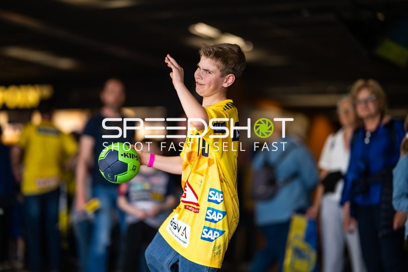 Junger Fan der Rhein-Neckar Löwen beim Wurf