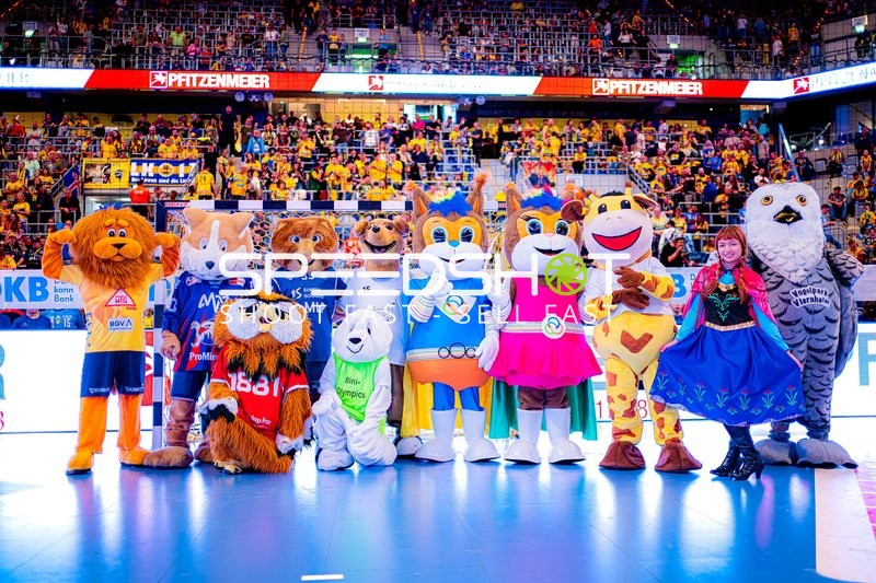 Maskottchen begrüßen die Fans