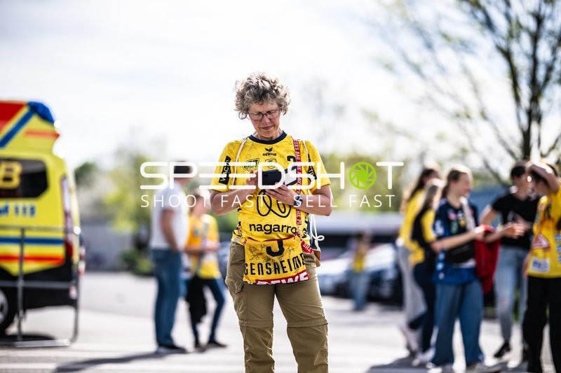 Handballfan in Rhein-Neckar Löwen-Trikot