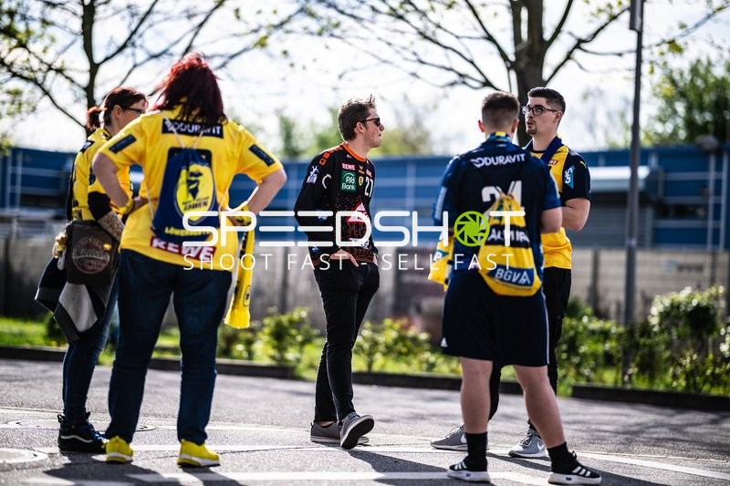 Fans versammeln sich vor dem Spiel