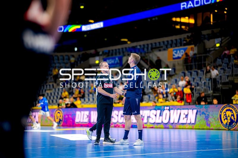 Interaktion vor Spielbeginn zwischen Offiziellem und Spieler