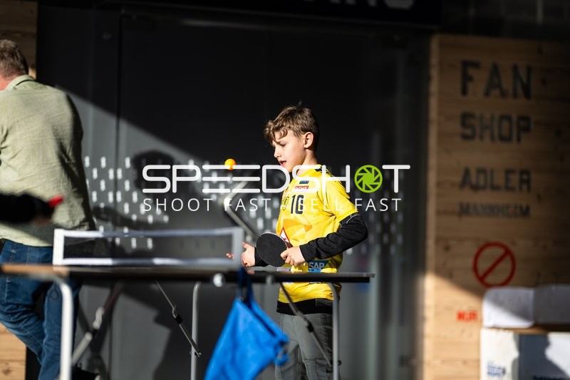 Junger Fan im Trikot der Rhein-Neckar Löwen vor dem Fanshop