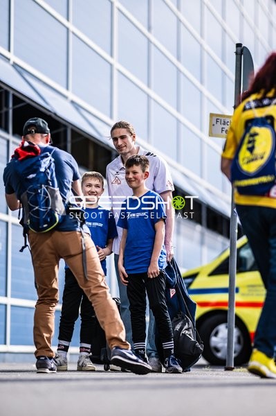 Spieler trifft Fans für Foto