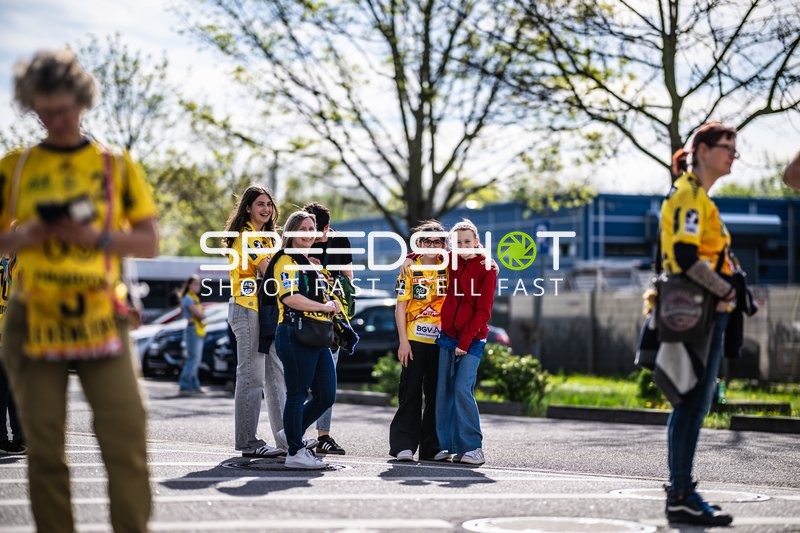 Rhein-Neckar Löwen Fans vor der Arena