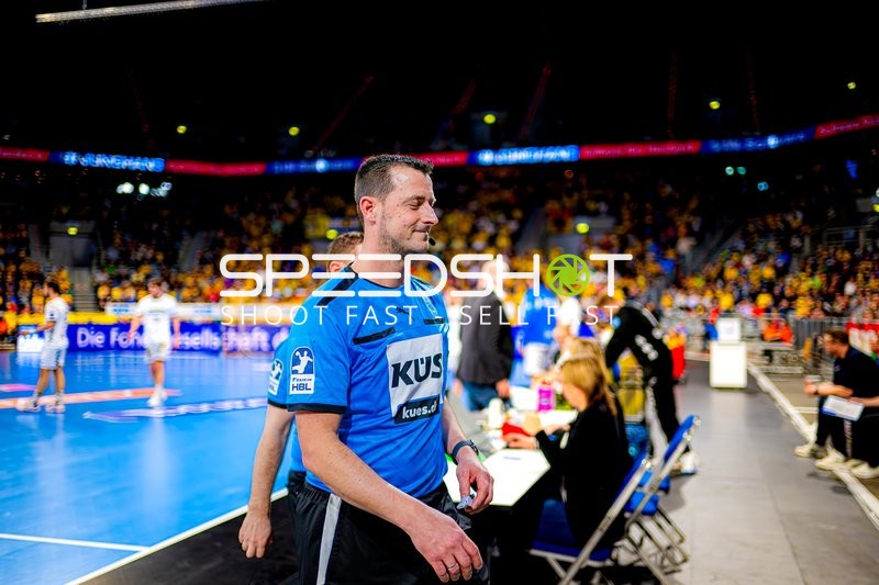 Schiedsrichter verlässt das Spielfeld