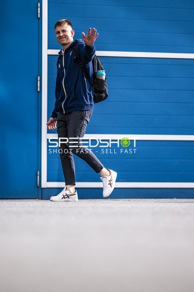 Spieler winkt vor dem Spiel