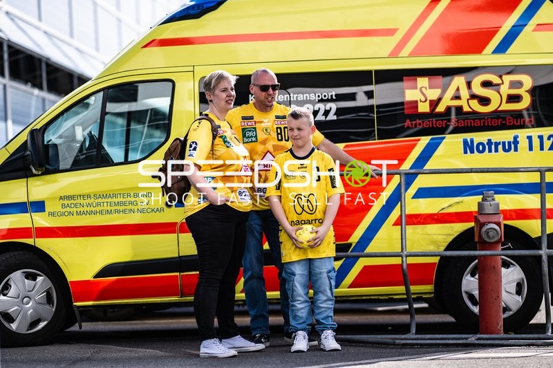Rhein-Neckar Löwen Fans posieren vor Ambulanz