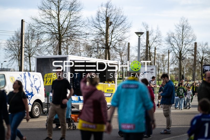 Menschenmenge versammelt sich vor dem Spiel