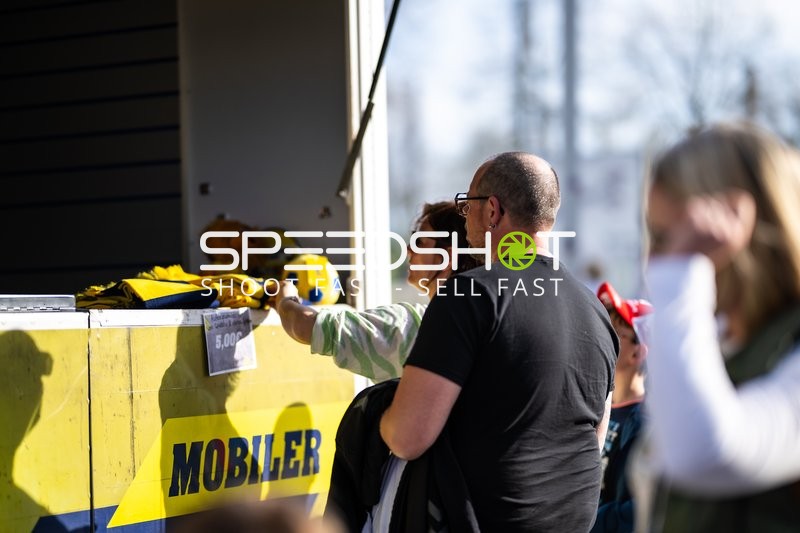 Fanartikel-Verkauf vor dem Spiel