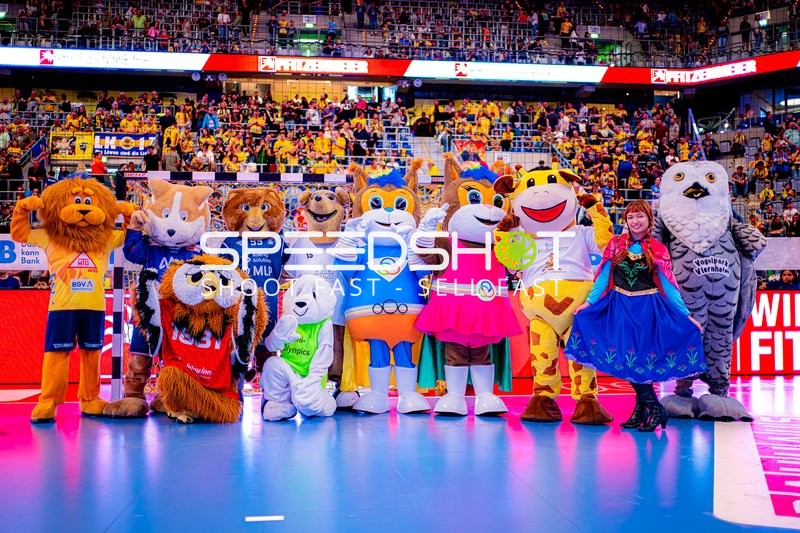 Maskottchenparade vor Handballspiel