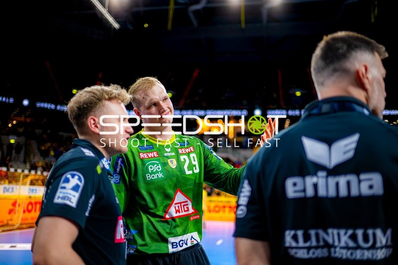 Diskussion am Spielfeldrand zwischen Spielern und Trainern