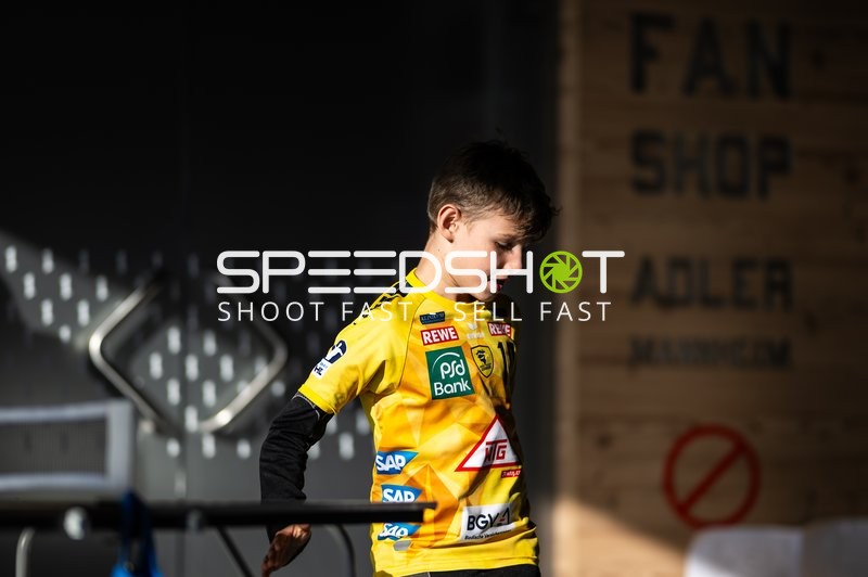 Fan im Trikot der Rhein-Neckar Löwen vor dem Fan-Shop