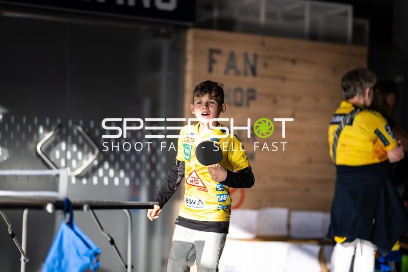 Kind spielt Tischtennis in der Halle