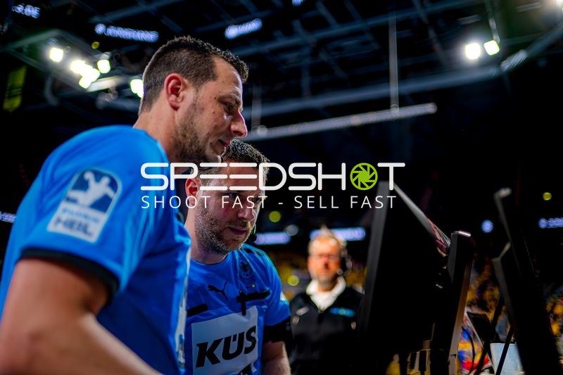 Schiedsrichter prüfen Bildschirm