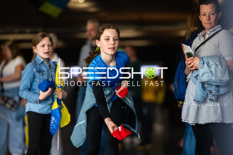 Kind wirft im Innenbereich