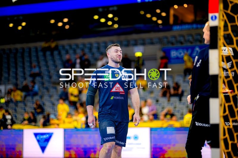 Spieler im Aufwärmen auf dem Spielfeld