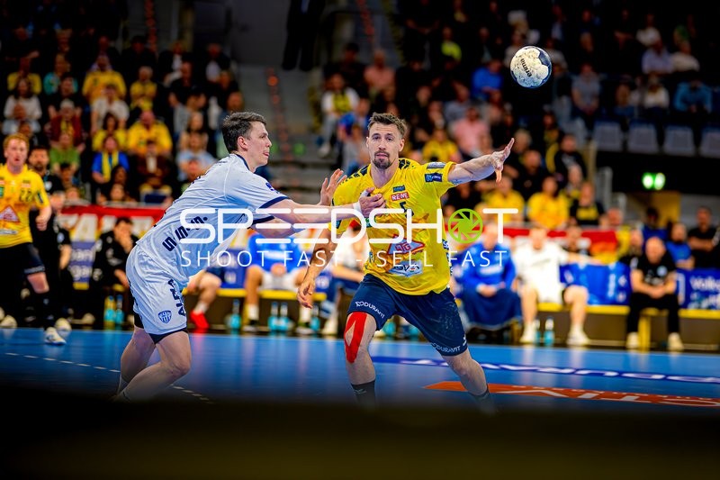 Spieler der Rhein-Neckar Löwen beim Pass im Spiel gegen TBV Lemgo