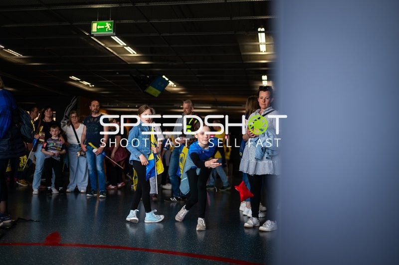 Fans versammeln sich vor dem Spiel