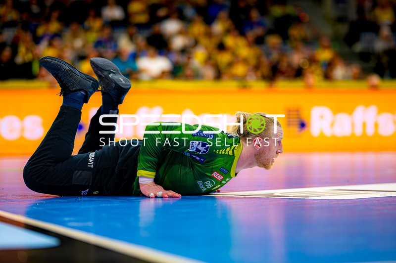 Torwart fällt zu Boden