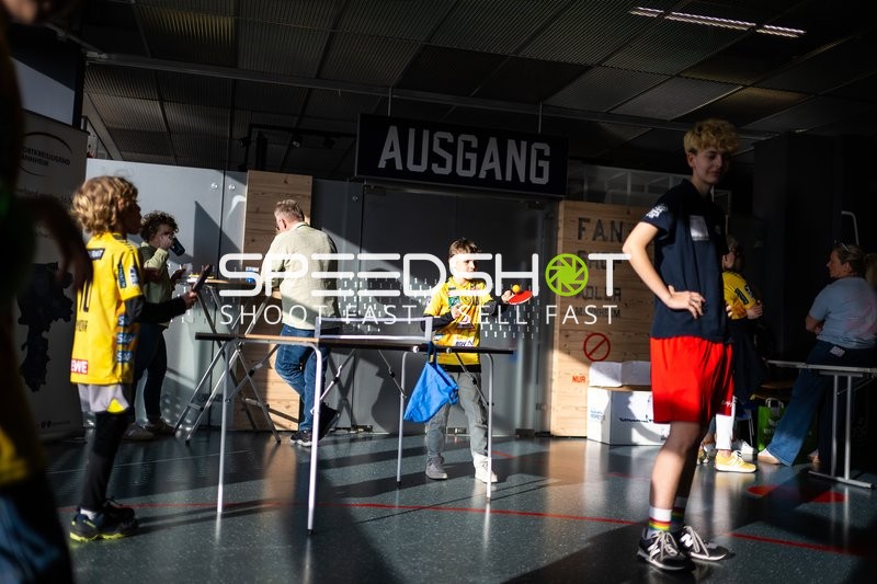 Vorbereitung der Mannschaften im Eingangsbereich