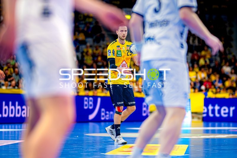 Spieler beobachtet Spielfeld