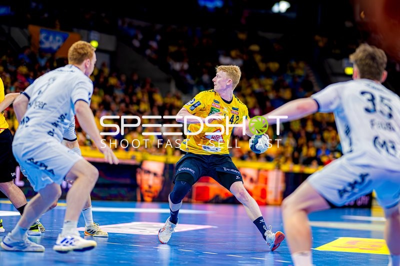 Rhein-Neckar Löwen-Spieler beim Passversuch