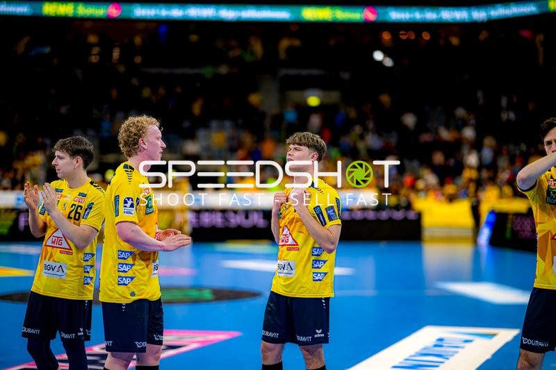 Spieler klatschen während Spielunterbrechung