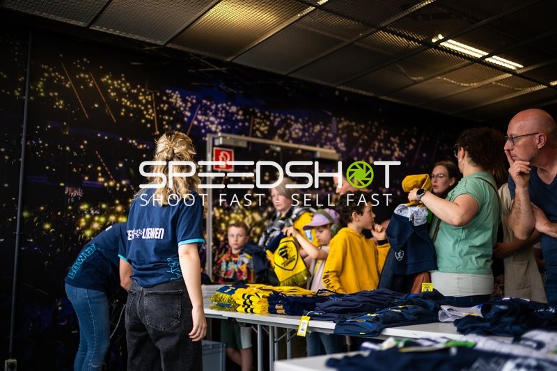 Fanartikelverkauf der Rhein Neckar Löwen vor dem Spiel