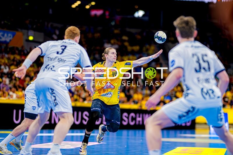 Rhein-Neckar Löwen Spieler im Wurf gegen TBV Lemgo