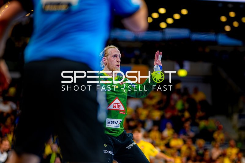 Torwart in Abwehraktion gegen TBV Lemgo