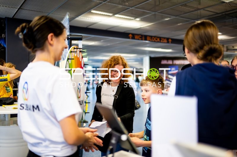 Freundliche Interaktion im Empfangsbereich