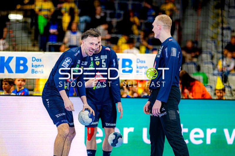 Spieler lachen vor dem Spiel