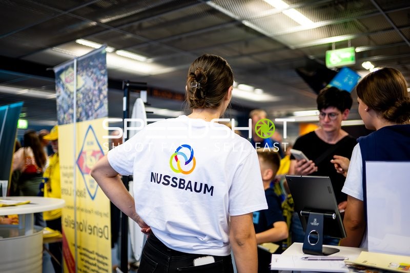 Besucher an einem Informationsstand