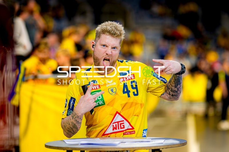 Handballspieler der Löwen posiert spielerisch