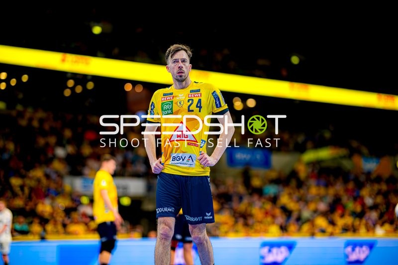 Spieler der Rhein-Neckar Löwen beobachtet Spielfeld