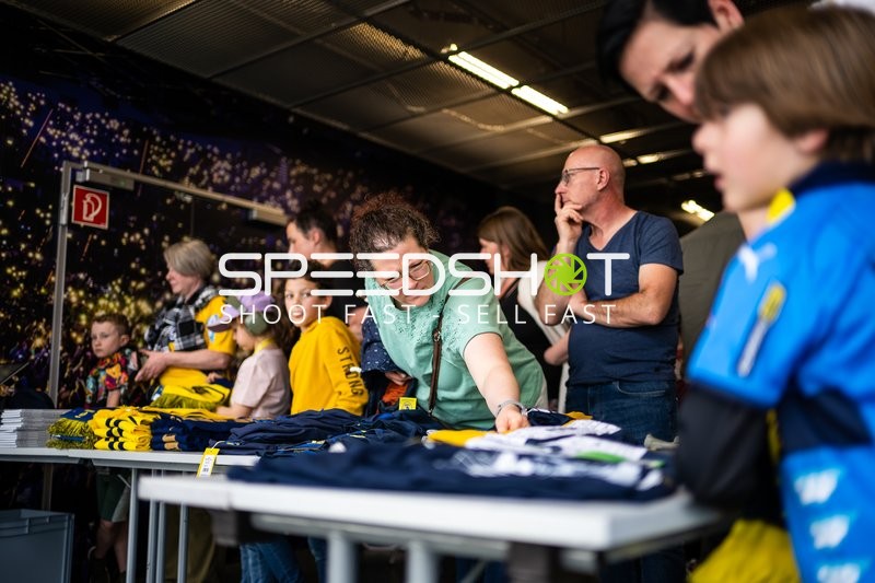 Trikotverkauf im Fanshop vor Spielbeginn
