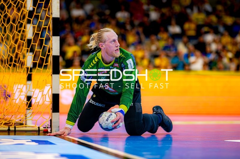 Torwart hält den Ball in der Abwehraktion