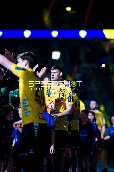 Spieler der Rhein-Neckar Löwen laufen ein