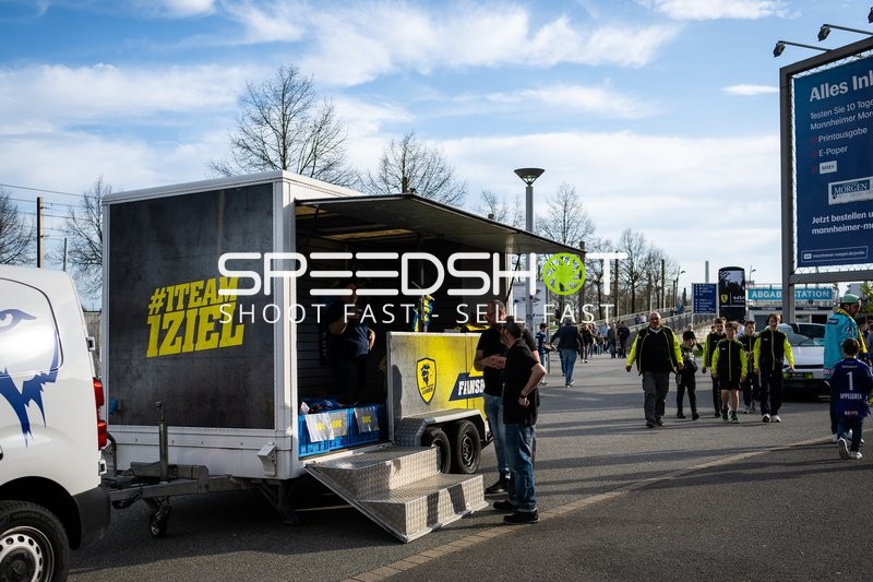 Fans versammeln sich vor dem Spiel