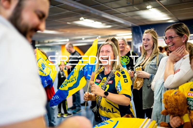 Begeisterte Fans unterstützen Rhein Neckar Löwen