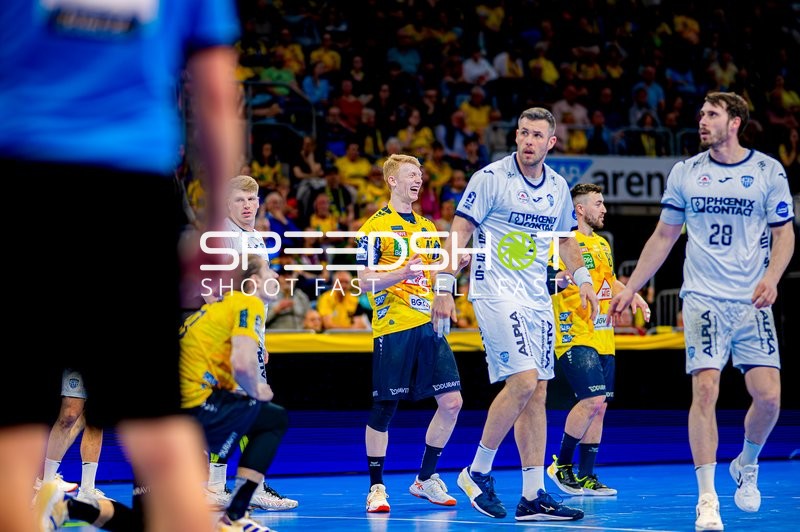 Spielerinteraktion auf dem Spielfeld während HBL-Spiel