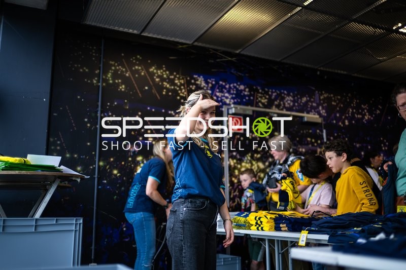 Fanartikel-Verkauf vor dem Spiel