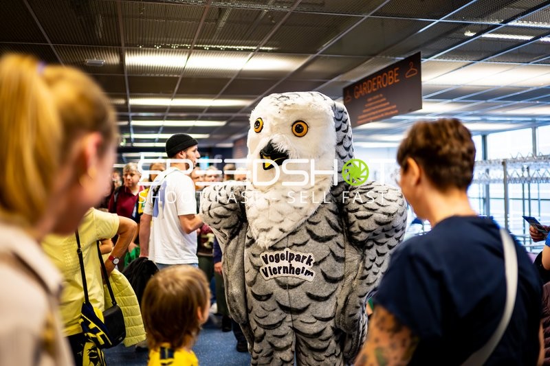 Maskottchen unterhält Fans