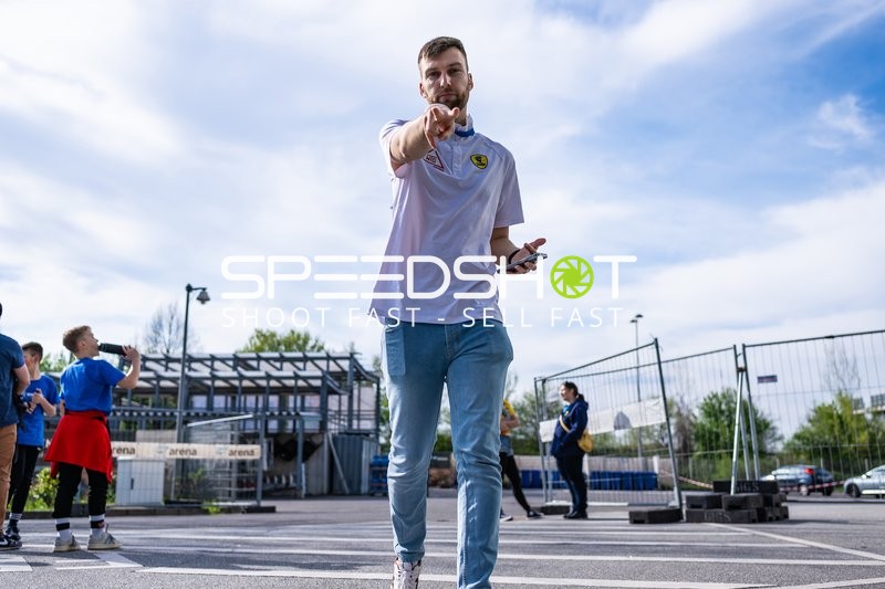 Spieler zeigt auf Kamera während Training in Mannheim