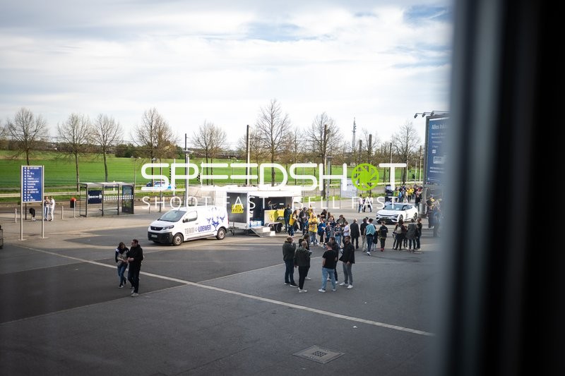 Menschenansammlung vor dem Handballspiel