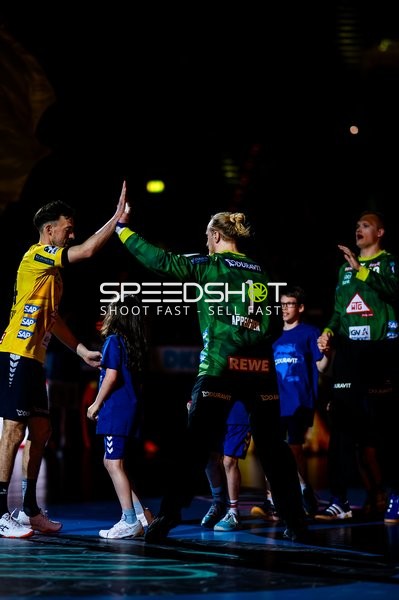 Einlauf und Begrüßung mit High-Five