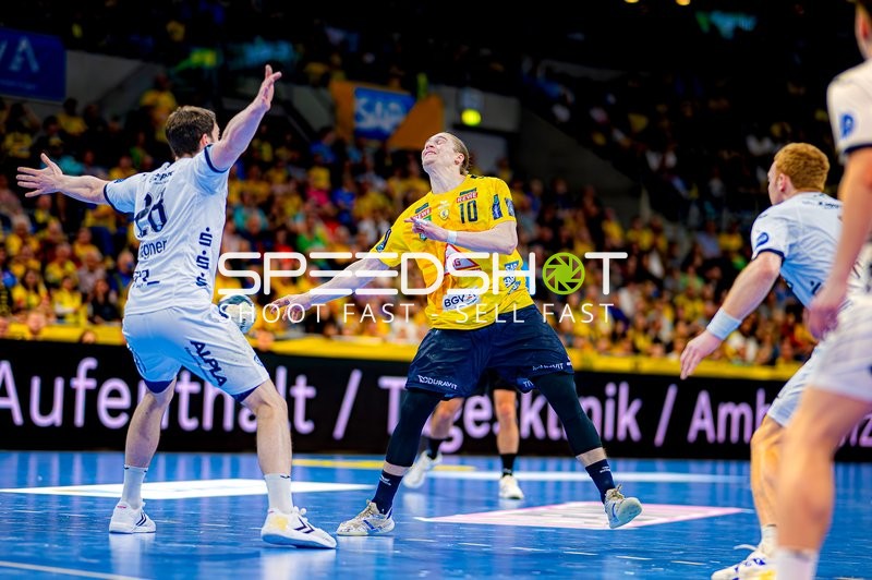 Dynamischer Wurf im Handballspiel