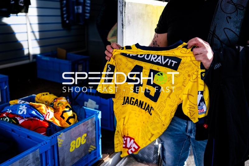 Fan zeigt Jaganjac-Trikot