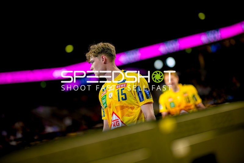 Spieler Nummer 15 fokussiert auf dem Spielfeld