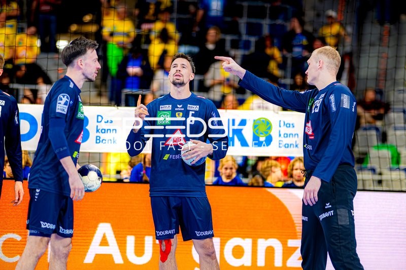 Handball-Spieler in einer intensiven Diskussion